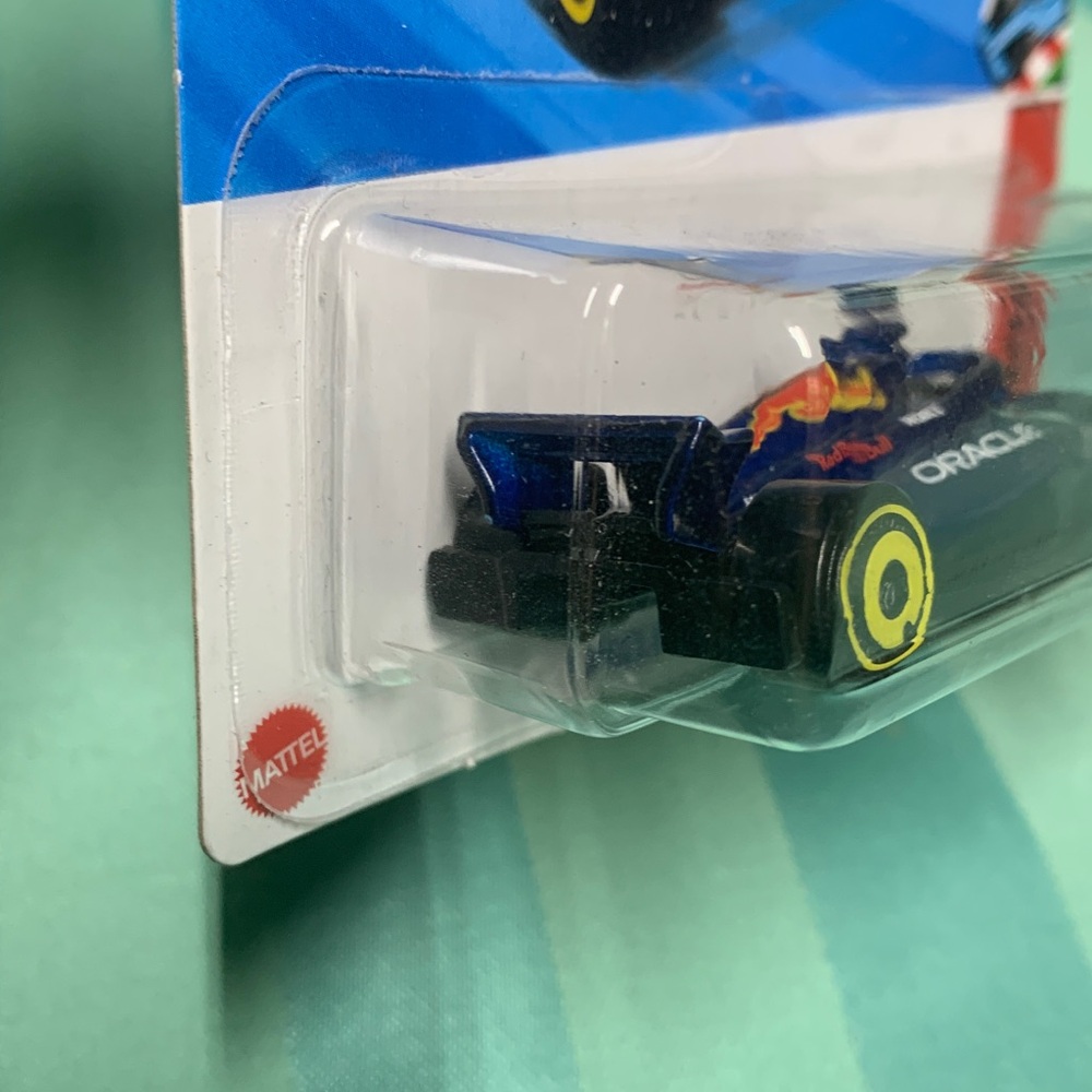 Hot Wheels Oracle Red Bull Racing Formula 1 Die-Cast Car blue - Picture 6 of 11